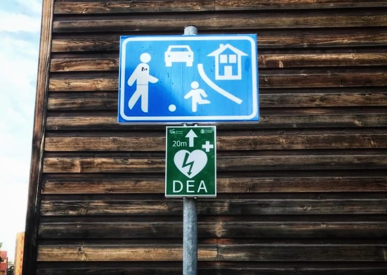 Senyalització del DEA ubicat al Pavelló de Suècia 